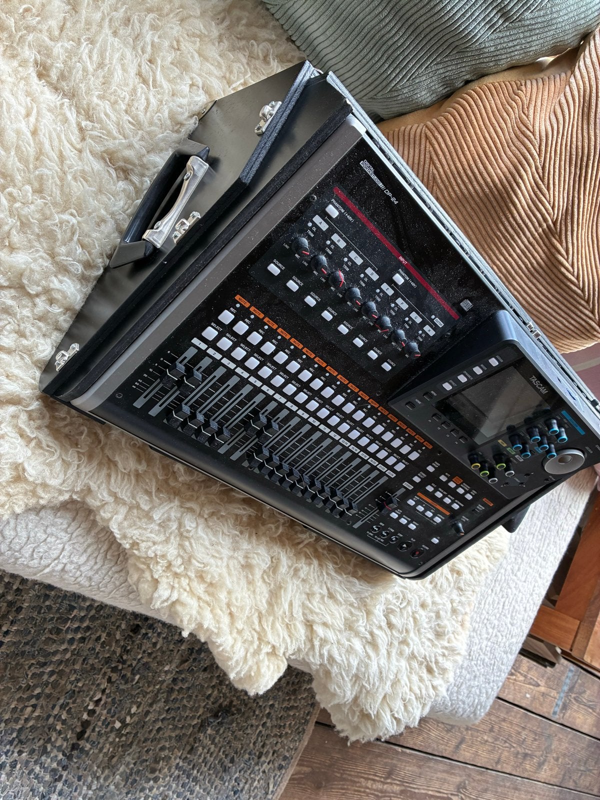 Tascam DP-24 SD Digital Portastudio met flightcase, Ophalen of Verzenden, Gebruikt, 20 kanalen of meer, Microfooningang