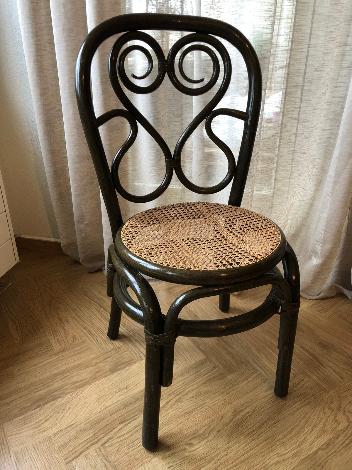 Sierlijke Thonet stoel van manou met webbing zitting, Huis en Inrichting, Stoelen, Ophalen, Overige materialen, Bruin, Thonet