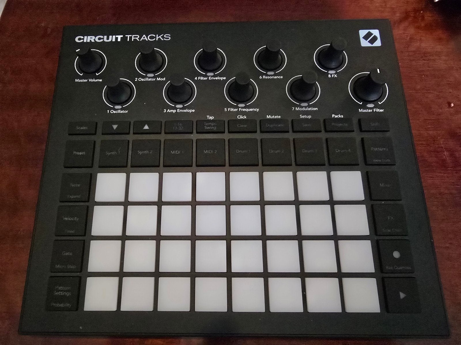 Novation Circuit Tracks met Decksaver, Ophalen of Verzenden, Zo goed als nieuw