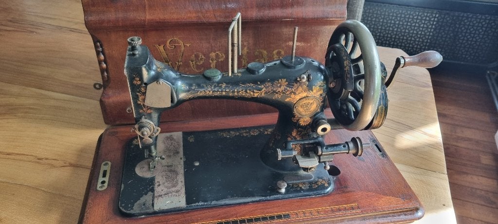Klassieke naaimachine in koffer jaren 20/30, Ophalen