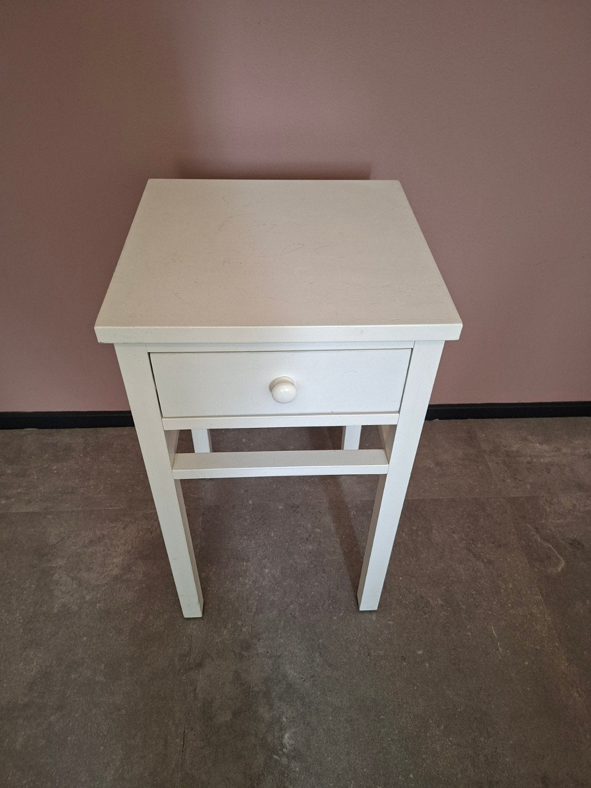 Wit nachtkastje met lade - Compact en stijlvol, Huis en Inrichting, Ophalen, Gebruikt, Minder dan 45 cm, 55 tot 70 cm