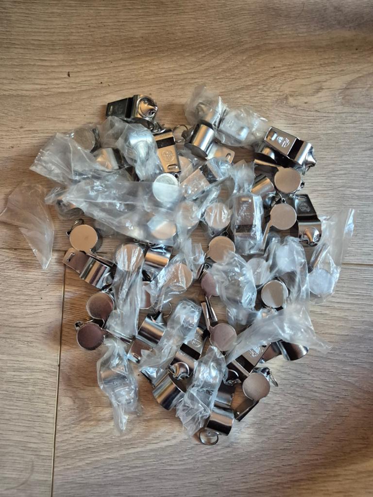 Partij van 50x nieuwe metalen scheidsrechter fluitjes, Ophalen of Verzenden, Nieuw