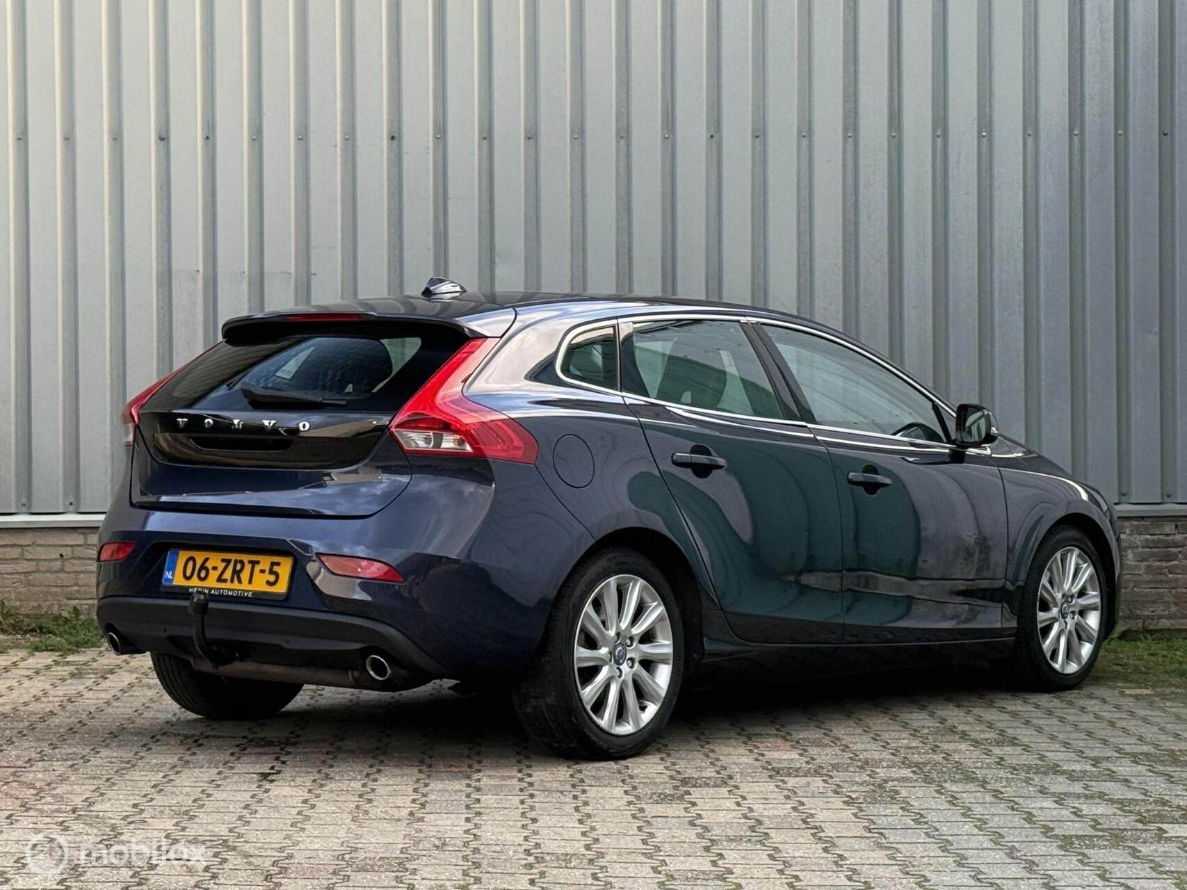 Volvo V40 1.6 T3 Momentum | Pano | Camera | Stoelverw., Voorwielaandrijving, Zwart, 4 cilinders, 150 pk