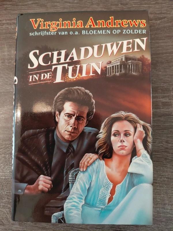 Schaduwen in de Tuin - Virginia Andrews (Bloemen op Zolder), Boeken, Ophalen of Verzenden, Gelezen, Virginia Andrews, Nederland