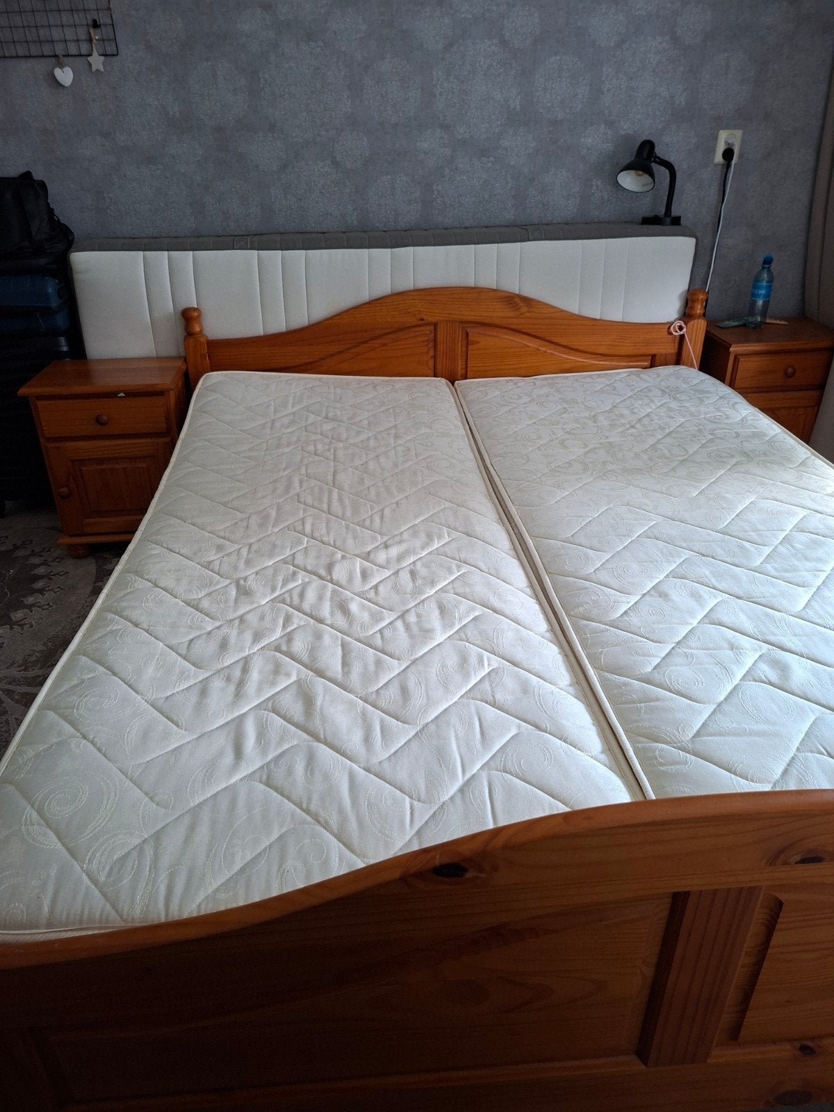Tweepersoonsbed met nachtkastjes en matrassen, Ophalen, Gebruikt, Bruin, Tweepersoons
