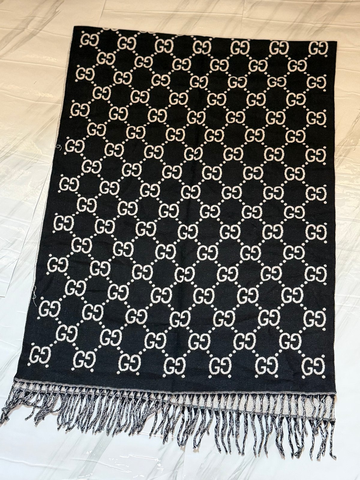 Gucci Sjaal - Zwart, Ophalen of Verzenden, Nieuw, Maat 46/48 (XL) of groter, Sjaal