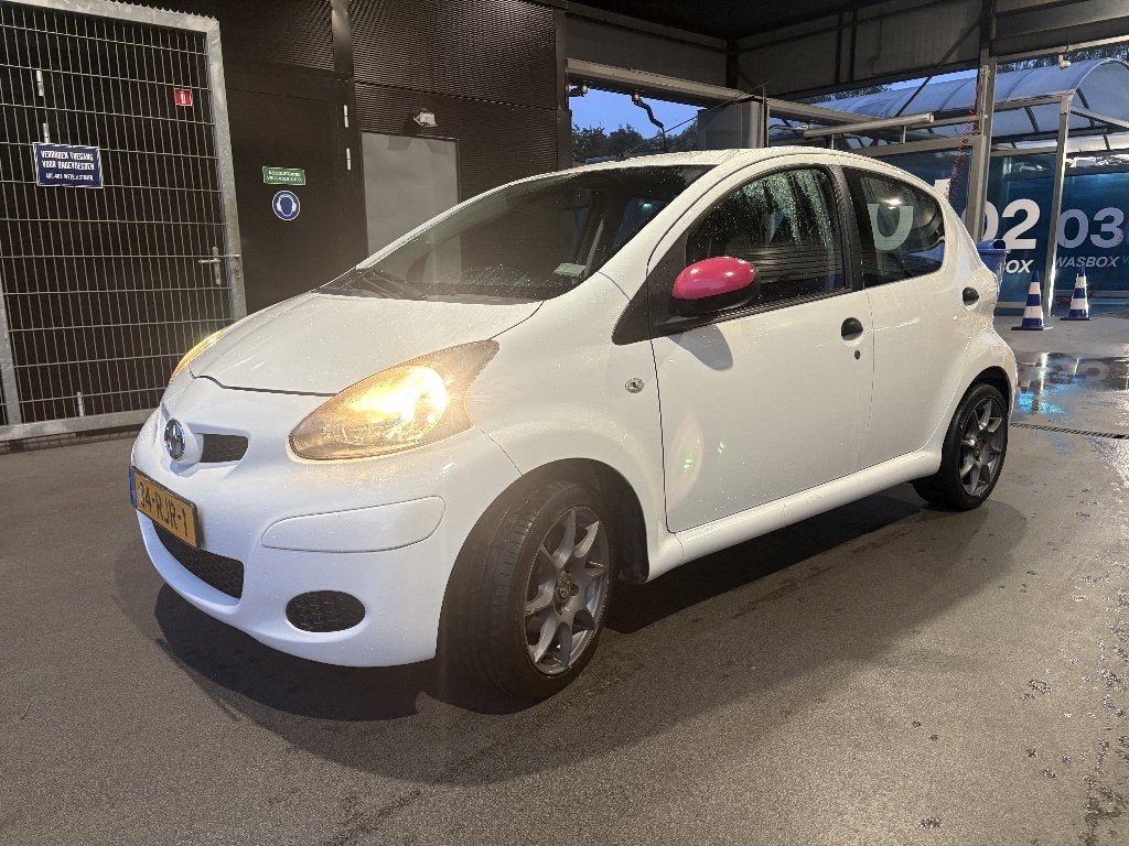 Toyota Aygo 1.0 12V Vvt-i 5DRS 2011 Wit, Auto's, Voorwielaandrijving, Stof, Zwart, 4 stoelen