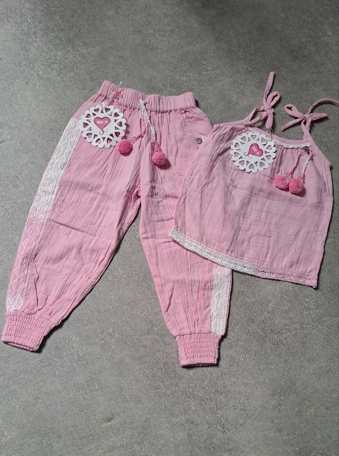 Nieuw Mim-Pi setje roze met pompons, maat 104, Kinderen en Baby's, Kinderkleding | Maat 104, Meisje, Nieuw, Ophalen of Verzenden