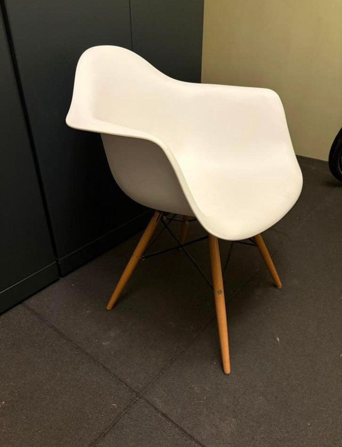 Witte kuipstoel met houten onderstel, Ophalen, Kunststof, Gebruikt, Wit