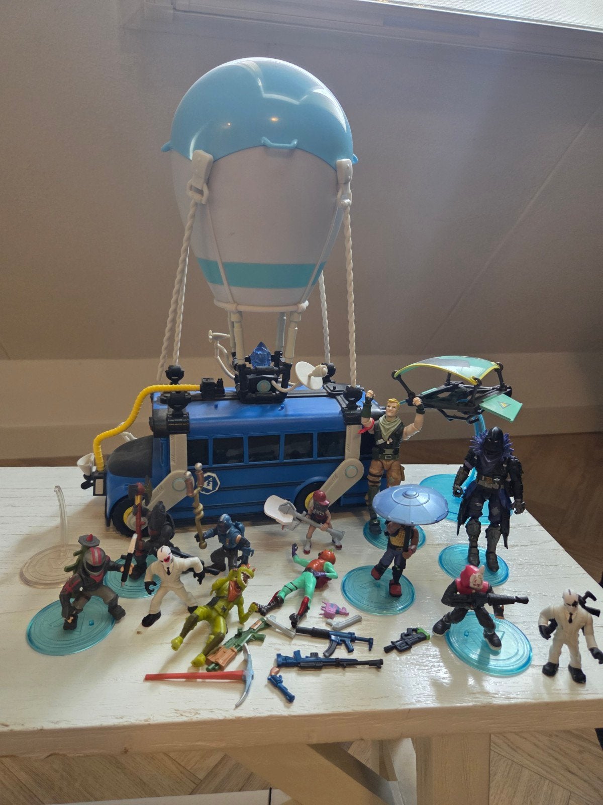 Fortnite Battle Bus met diverse actiefiguren en accessoires, Ophalen of Verzenden, Gebruikt
