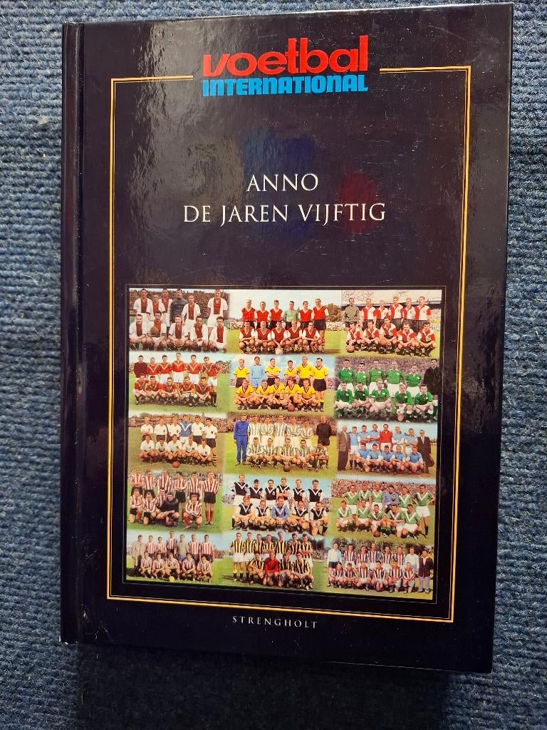Voetbal international boek jaren 50, Verzenden, Zo goed als nieuw, Voetbal International, Balsport