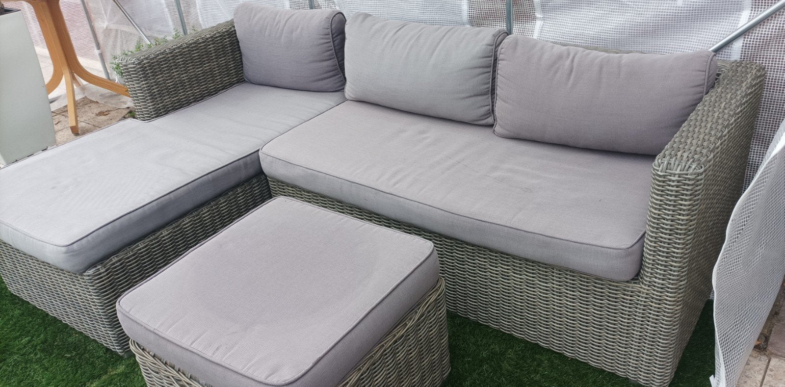 Grijze wicker loungeset met hocker en gratis kussens