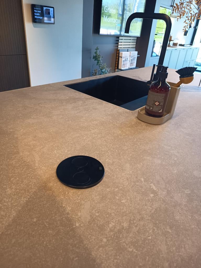 Keuken eiland Kvik showroommodel, Huis en Inrichting, Keuken | Complete keukens, Ophalen, Overige typen, Zo goed als nieuw, Kunststof