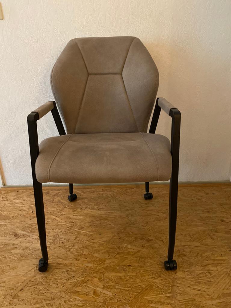 Eetkamerstoel stof, armleuning, wieltjes, zwart metalen poot, Ophalen, Overige kleuren, Zo goed als nieuw, Eén