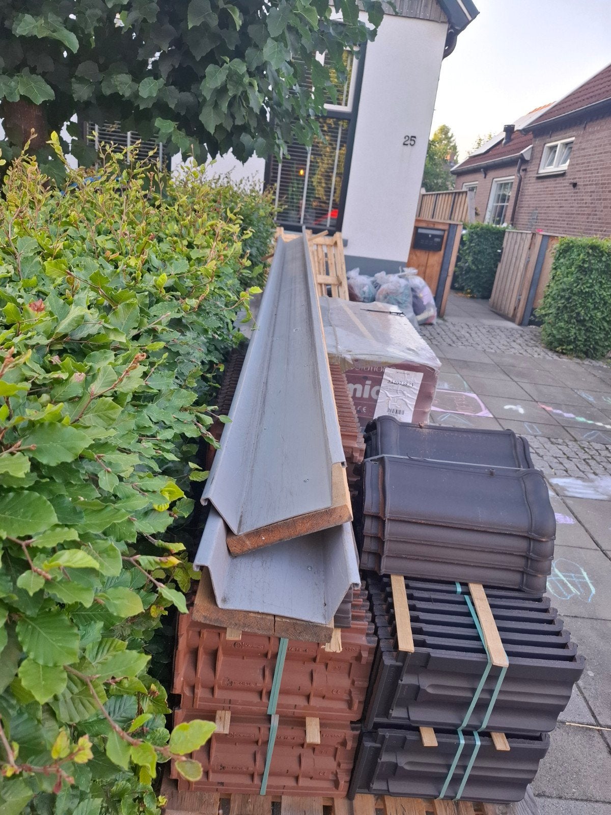 2x glijgoot 4m lang tbv pannen verwijderen, Doe-het-zelf en Verbouw, Dakpannen en Dakbedekking, Ophalen, Kunststof, Gebruikt, Overige kleuren