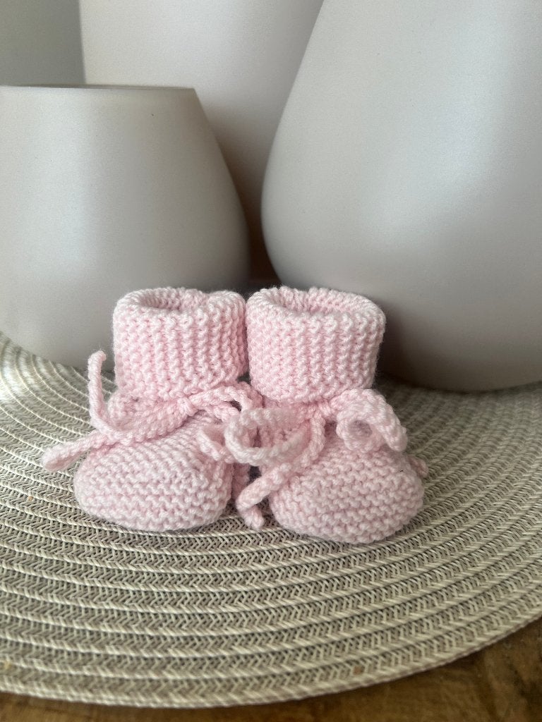 Babyslofjes: Zacht Roze Gebreide Baby Slofjes, Kinderen en Baby's, Slofjes, Jongetje of Meisje, Handgemaakt, Nieuw