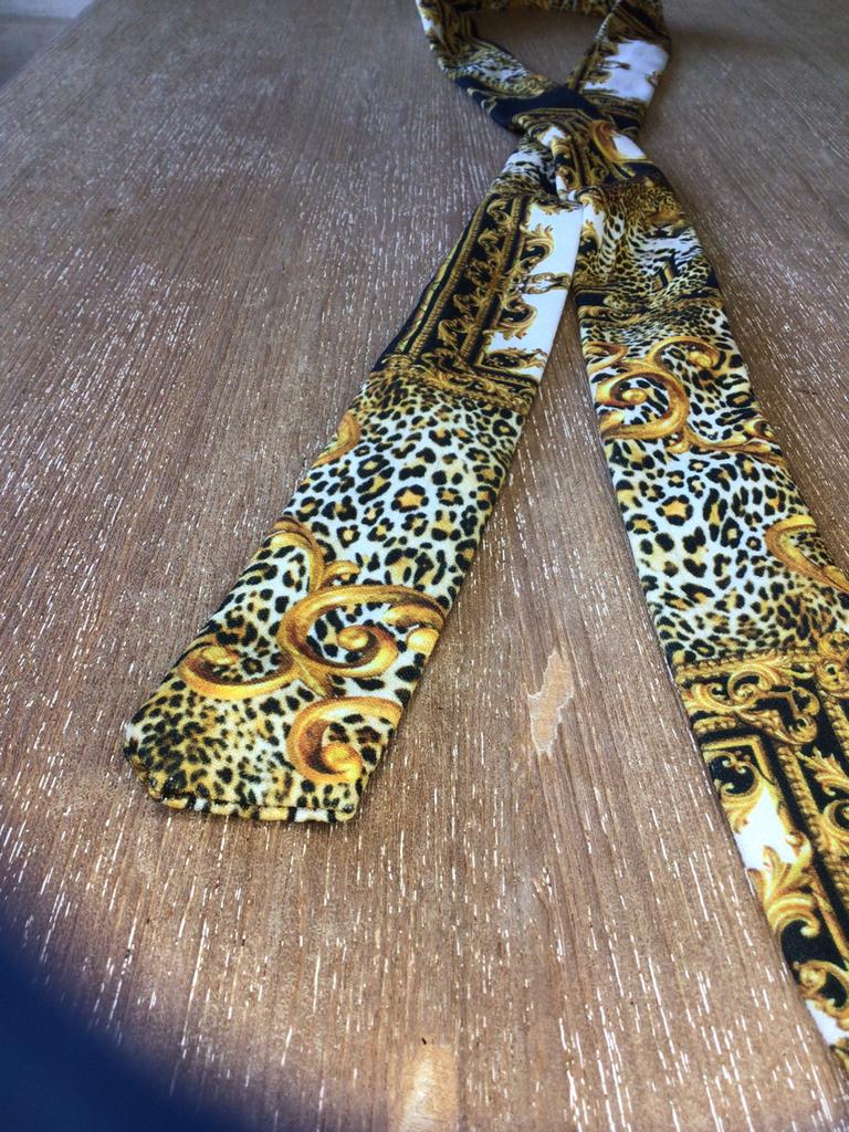 Twilly sjaal in Versace stijl met Barocco print, Ophalen of Verzenden, Zo goed als nieuw, Maat 46/48 (XL) of groter, Sjaal