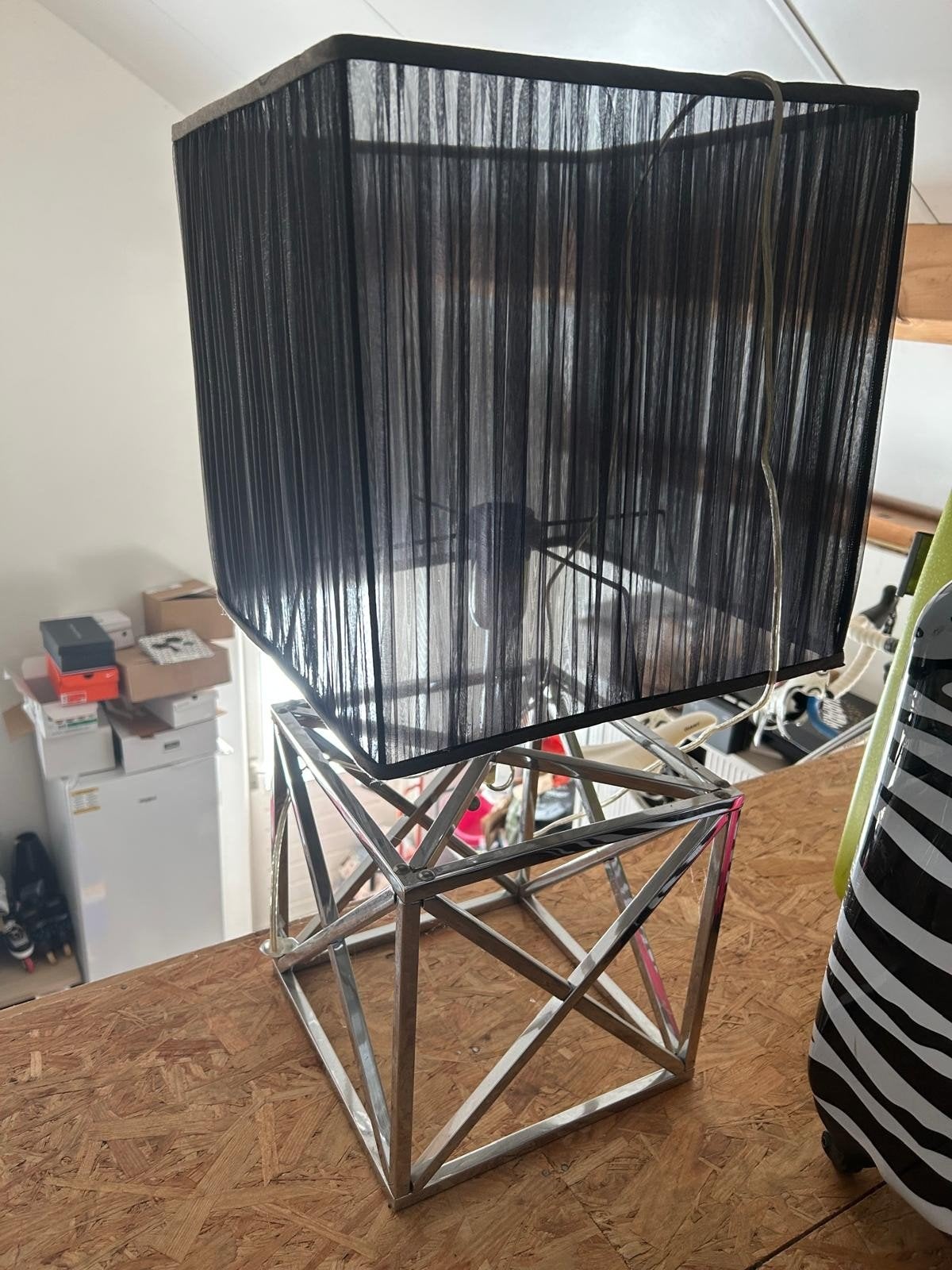 Moderne Tafellamp met Zwarte Kap en Chromen Voet, Ophalen, Zo goed als nieuw, Zwart, Schemerlamp