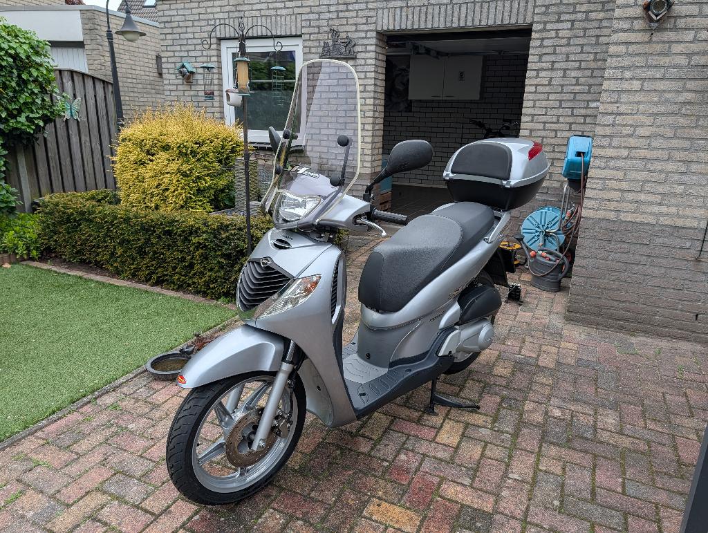 Honda SH 150 motorscooter 8900km (bj 2006), Scooter, Gebruikt, Particulier, Minimaal motorrijbewijs A2