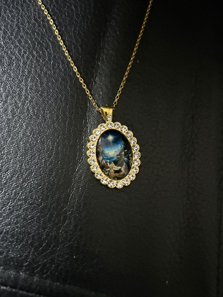 RVS ketting hanger met geschilderd geboorte Jezus goudkleur, Overige materialen, Met strass, Nieuw, Ophalen of Verzenden