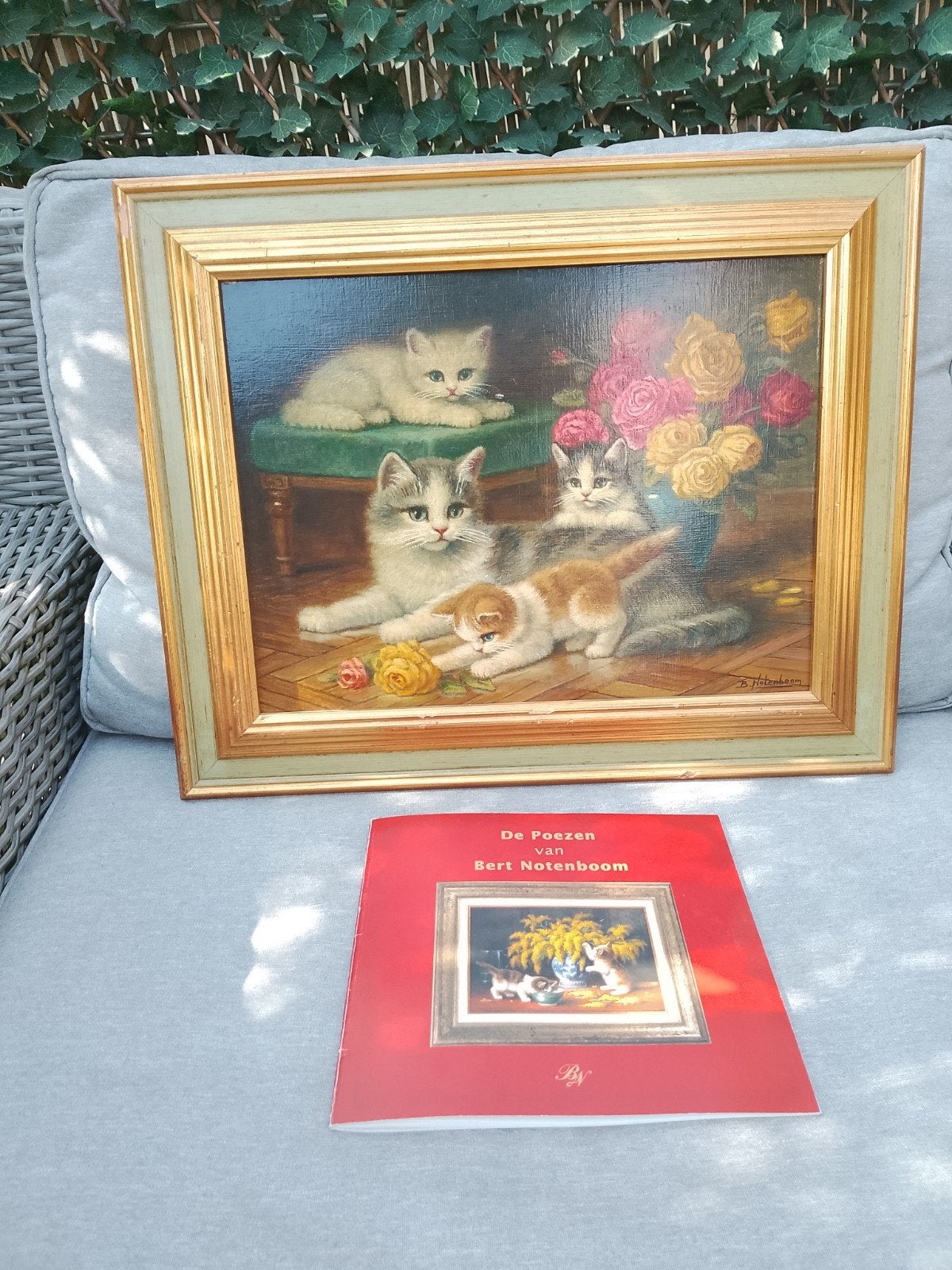 Schilderij van Bert Notenboom - Katten en bloemen, Paneel, Realistisch, Dieren, Ophalen of Verzenden