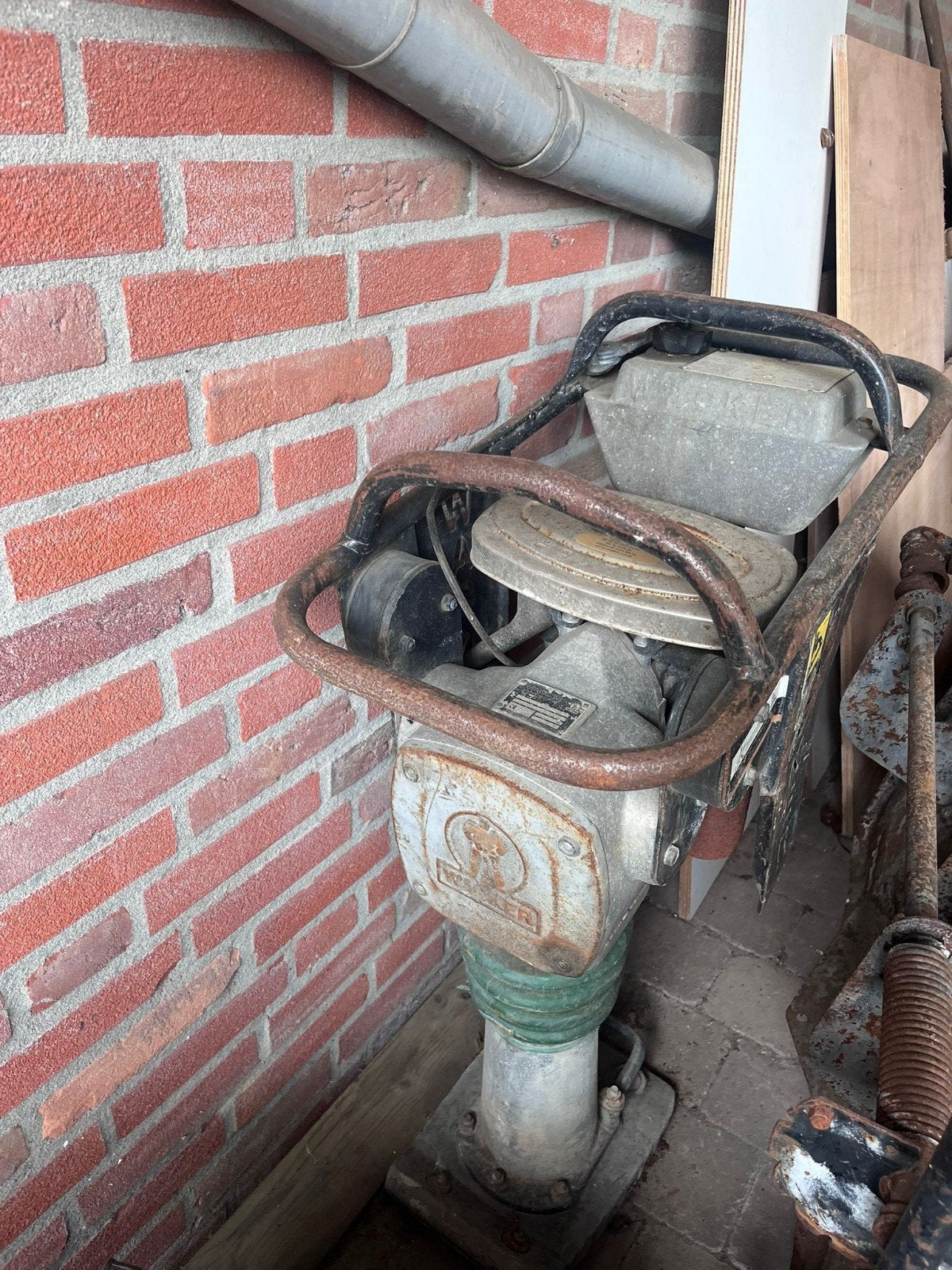 Wacker stamper, Ophalen