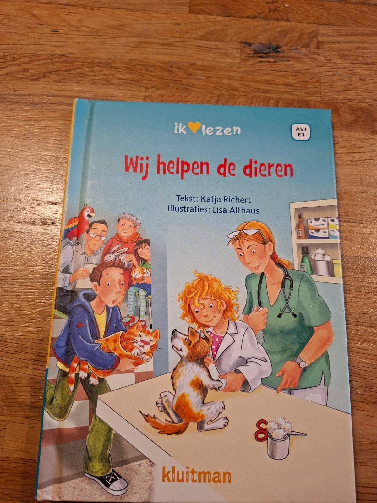 Wij helpen de dieren - Katja Richert (AVI E3), Ophalen of Verzenden, Zo goed als nieuw, Katja Richert, Fictie algemeen