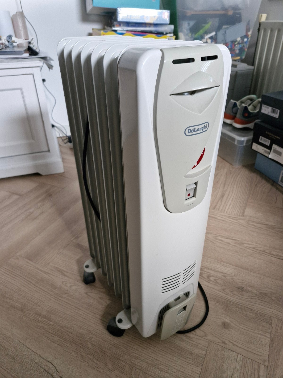 De'Longhi olieradiator 1500W - Zo goed als nieuw, Doe-het-zelf en Verbouw, Verwarming en Radiatoren, Ophalen, 30 tot 80 cm, Radiator