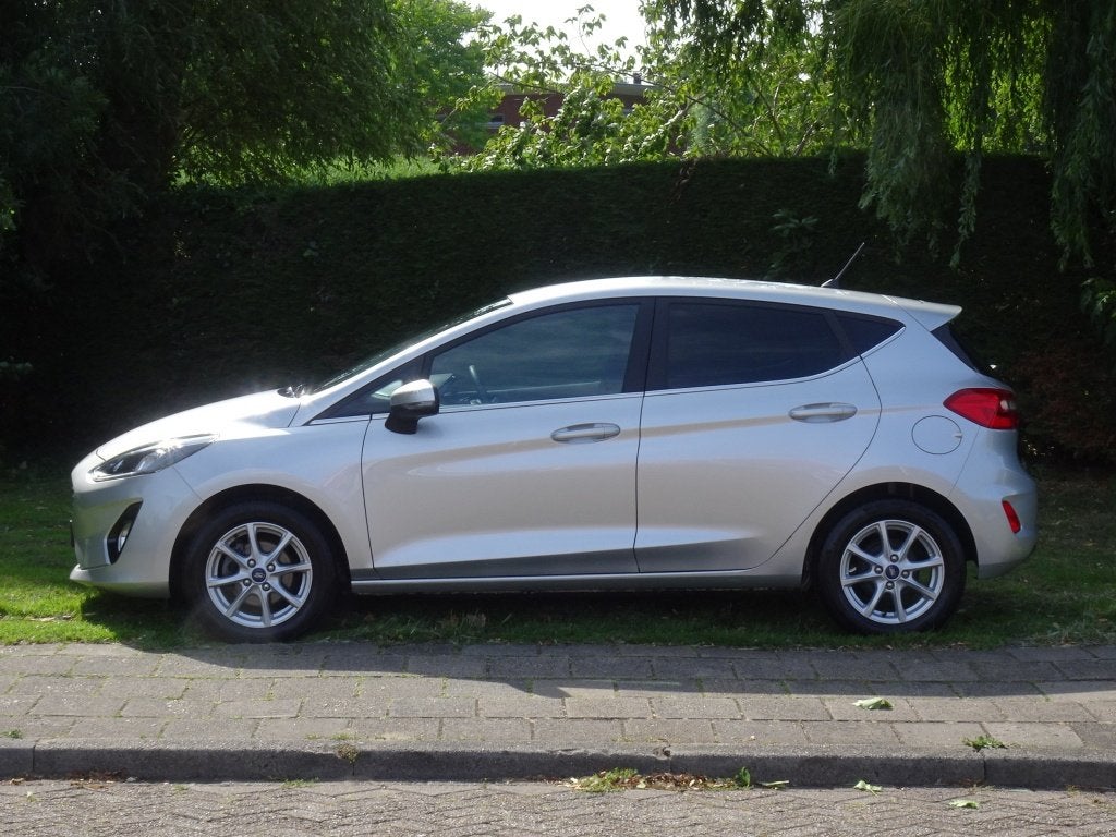 Ford Fiesta 1.0 100pk Titanium met CarPlay en Parkeersensore, Keurmerk '100% Onderhouden', Automatische klimaatregeling, Gebruikt