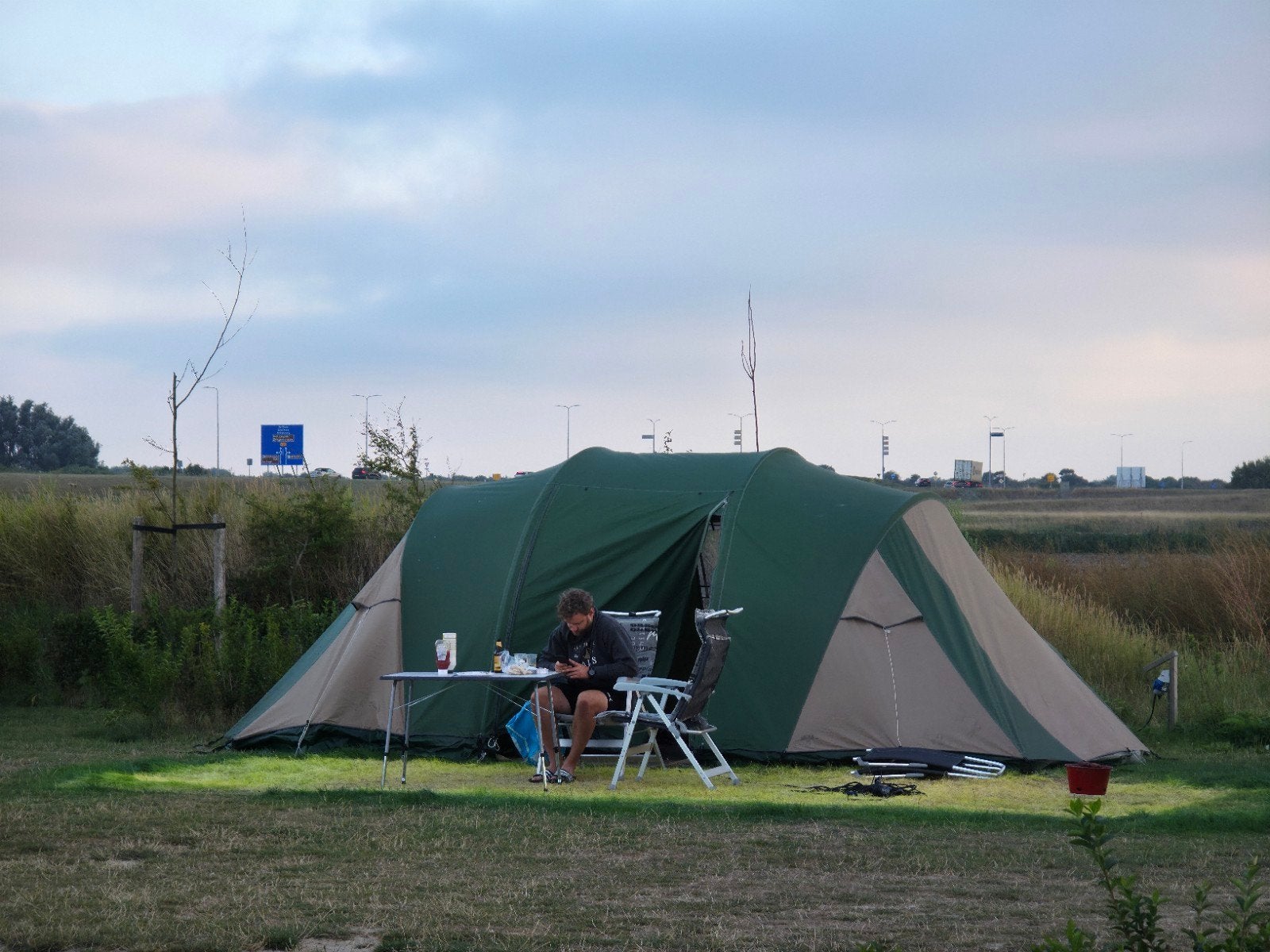 Ruime Falco Steenarend 400 gezinstent - kampeerklaar, Caravans en Kamperen, Ophalen, Zo goed als nieuw, Tot en met 4