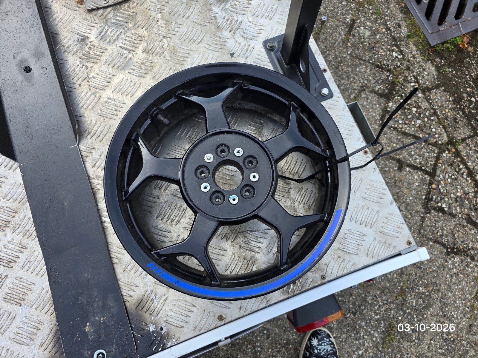 Piaggio MP3 14 inch achtervelg zwart met blauwe strip, Ophalen of Verzenden