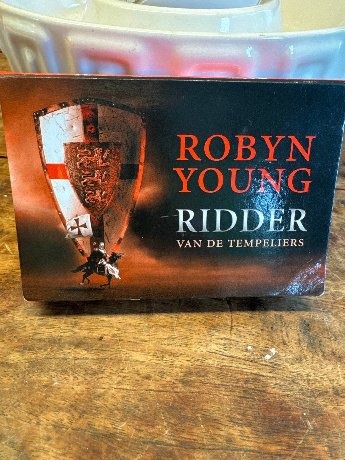 Robyn Young - Ridder van de Tempeliers (Dwarsligger), Ophalen of Verzenden, Zo goed als nieuw, Nederland