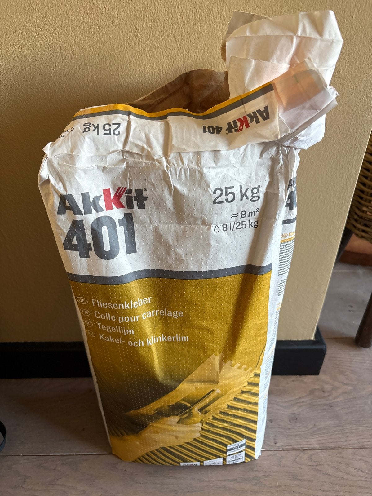 Tegellijm zak halfvol - Akkit 401, Ophalen, Gebruikt