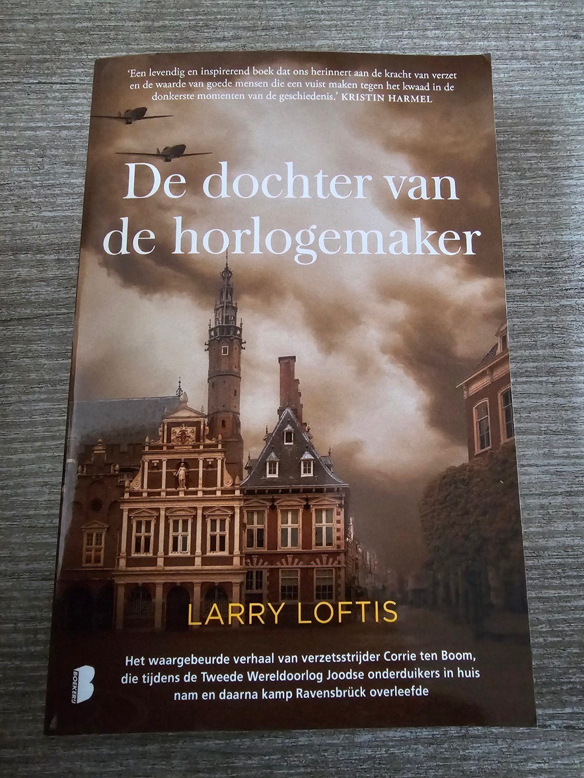 De dochter van de horlogemaker - Larry Loftis, Boeken, Ophalen of Verzenden, Gelezen, Larry Loftis