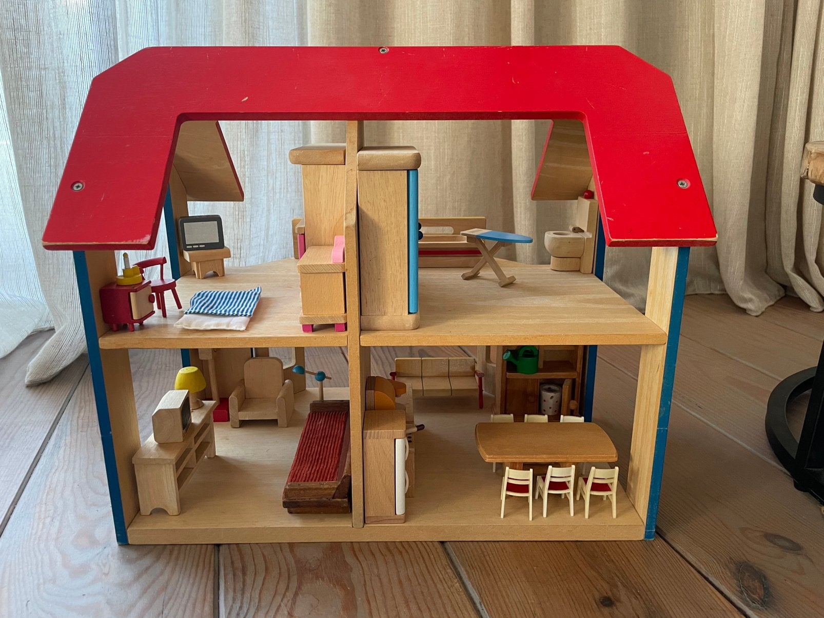 Houten poppenhuis met inrichting en popjes, Ophalen, Gebruikt, Poppenhuis