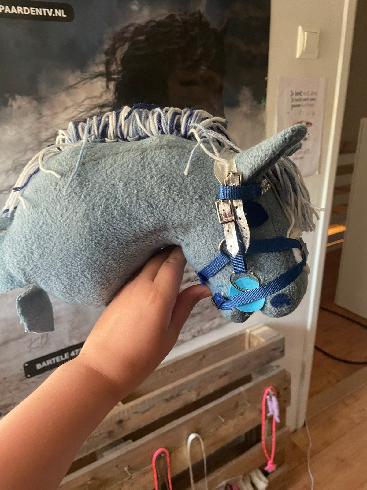 Blauwe fantasie hobbyhorse met hoofdstel, Hobby en Vrije tijd, Ophalen of Verzenden, Zo goed als nieuw