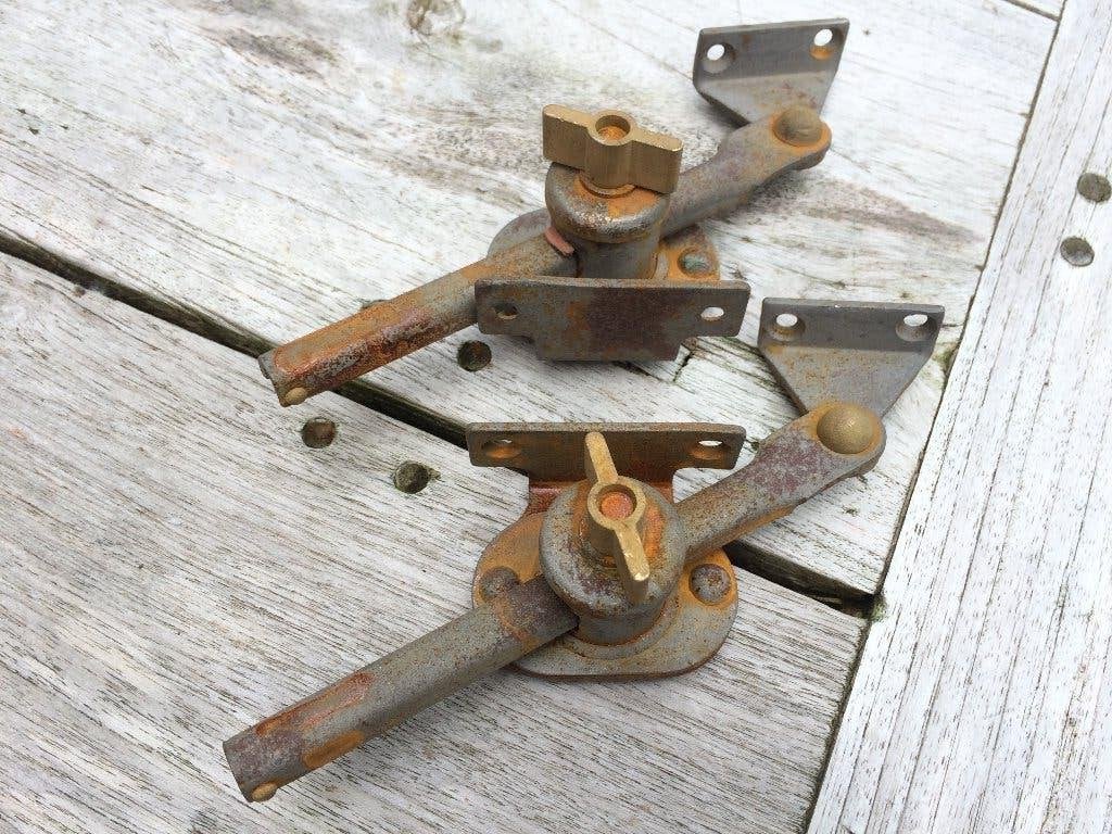 2 ouderwetse metalen raamuitzetters oud huis raamuitzetter, Ophalen of Verzenden, Gebruikt, IJzer, Schuif of Grendel