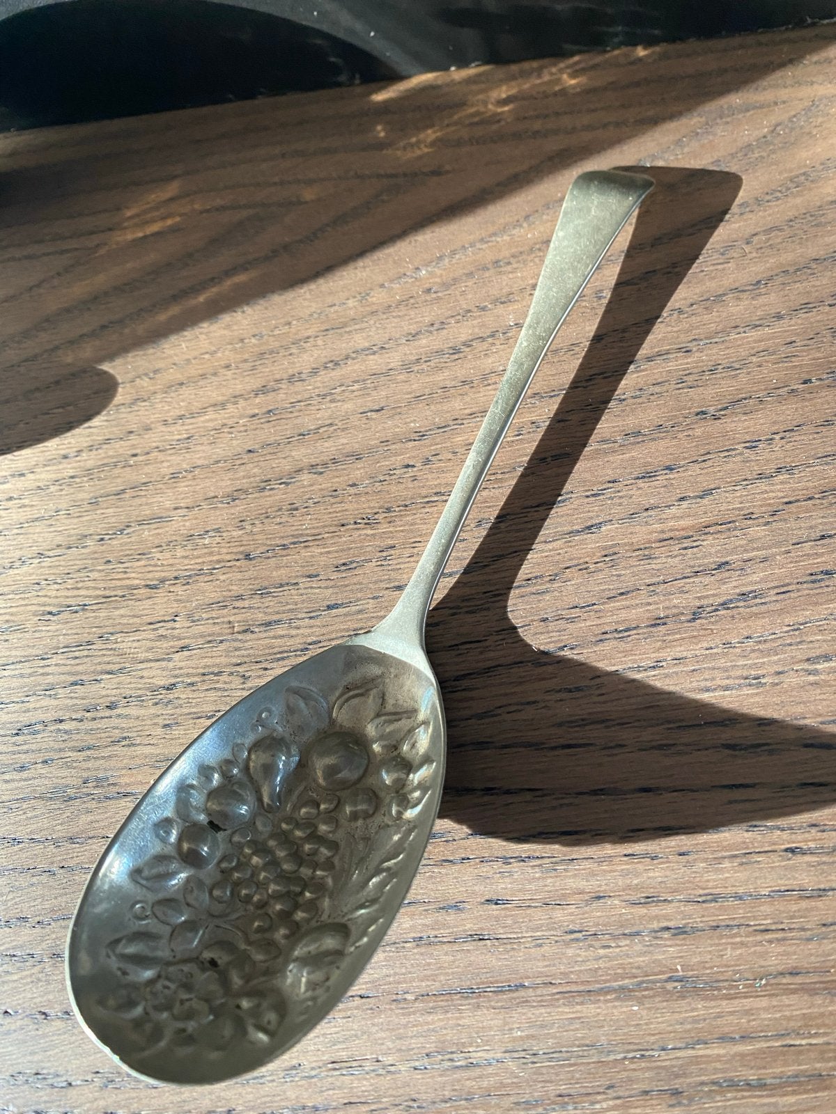 Antieke  lepel met druivenmotief, Ophalen of Verzenden