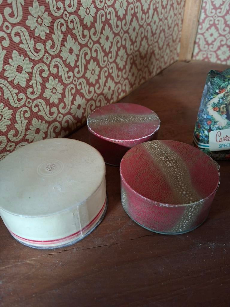 Drie oude poederdozen., Ophalen of Verzenden, Gebruikt, Parfumfles, Gevuld