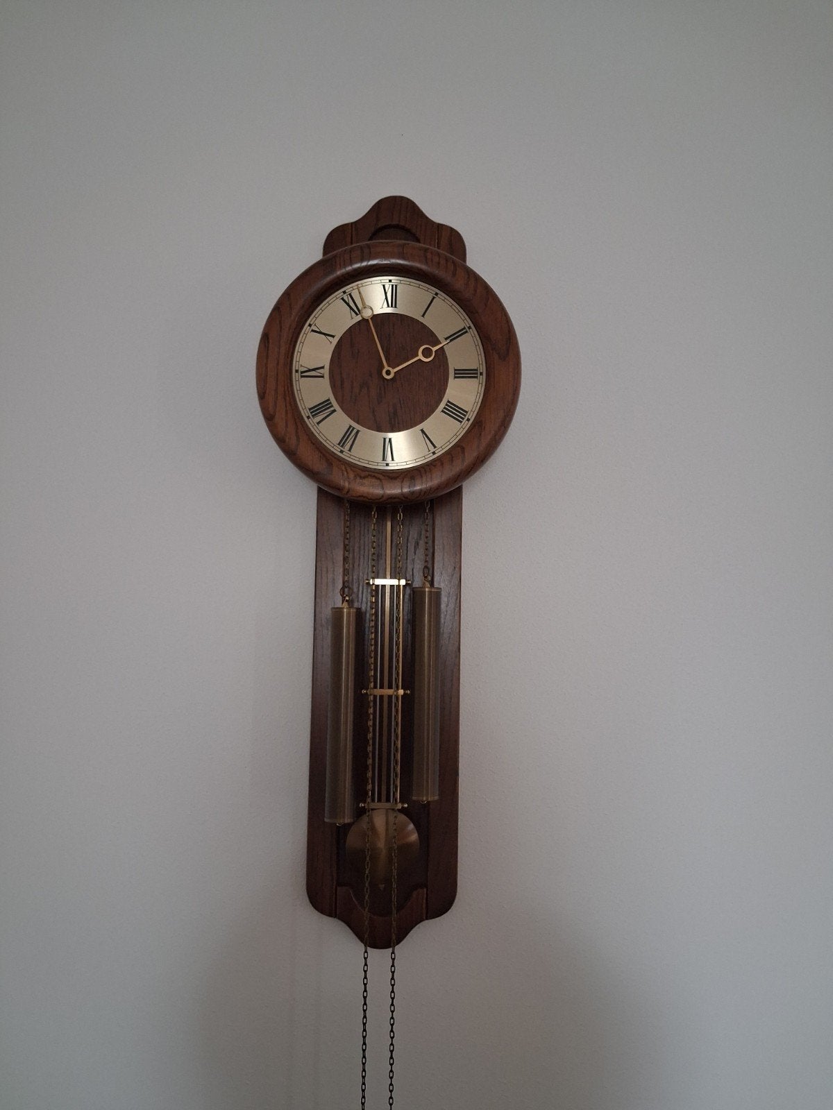 Klassieke wandklok met slinger en kettingen, Ophalen