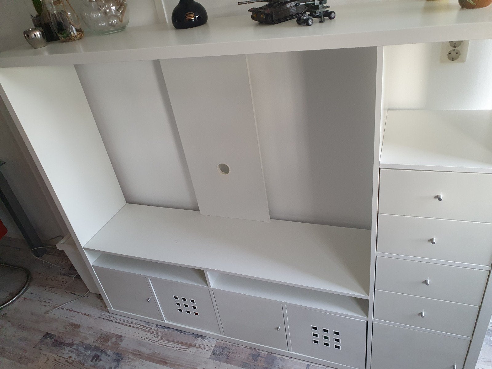 Witte TV-meubel/wandkast met opbergruimte, Ophalen, Kunststof, 150 tot 200 cm, Zo goed als nieuw