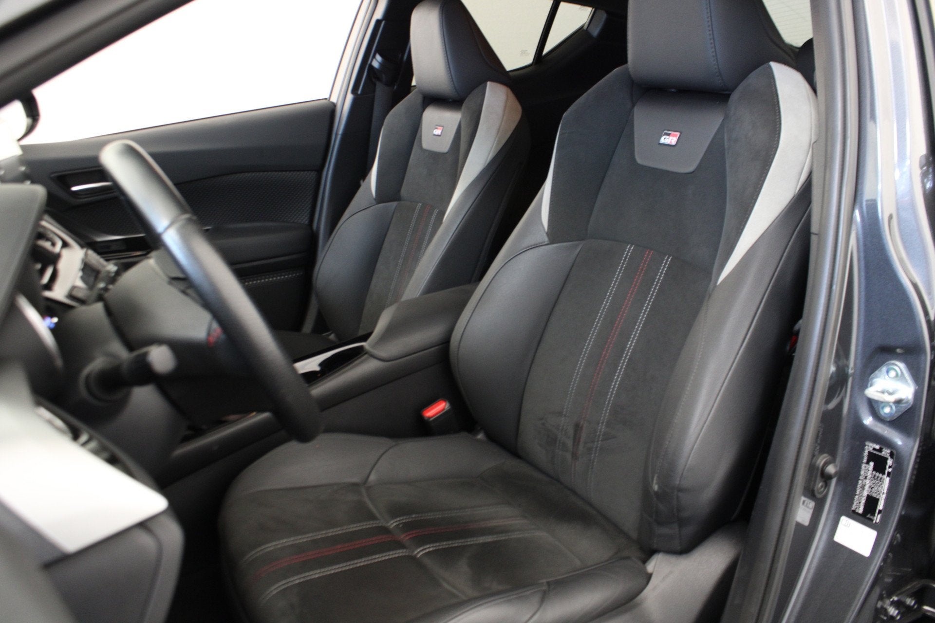 Toyota C-HR 2.0 Hybrid Executive |GR| (bj 2023, automaat), 4 cilinders, Bedrijf, 19 km/l, Hybride Elektrisch/Benzine