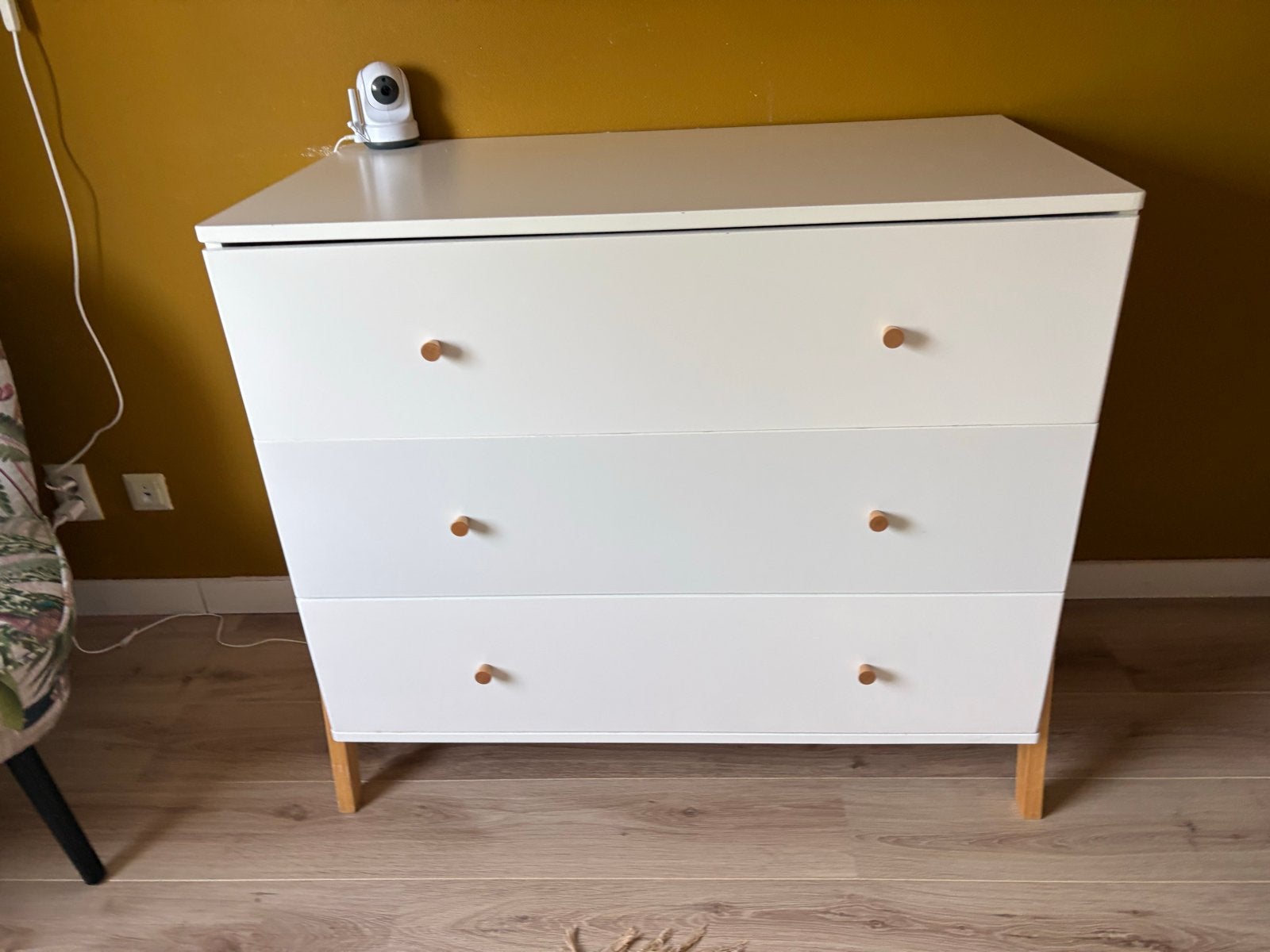 Petite Amelie Commode Wit met Houten Details, Ophalen, Gebruikt, 50 tot 70 cm, 100 cm of meer