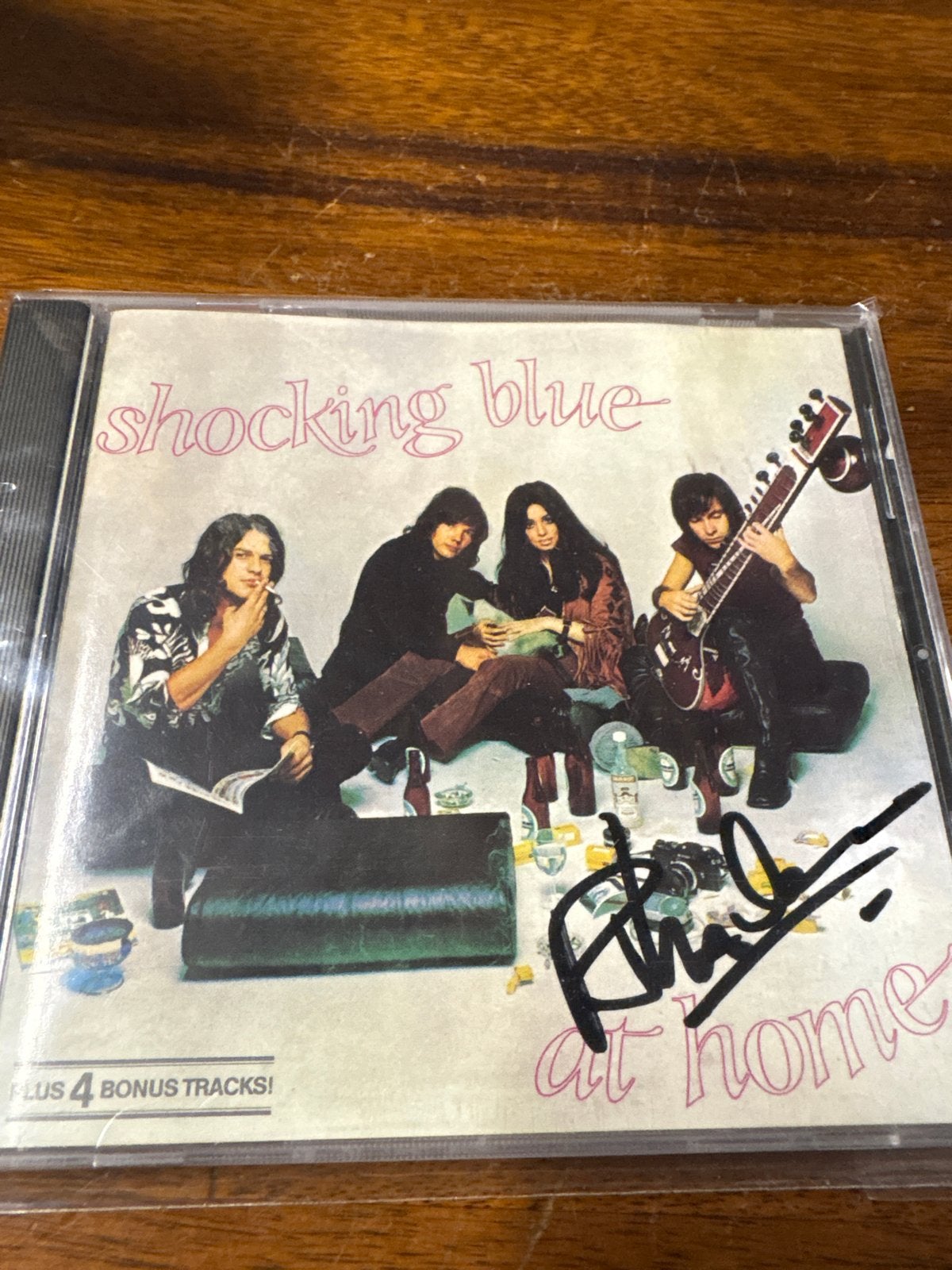 Shocking Blue -At Home CD Gesigneerd door Robbie 15 tracks, Rock, Gebruikt, Ophalen of Verzenden, Gesigneerd