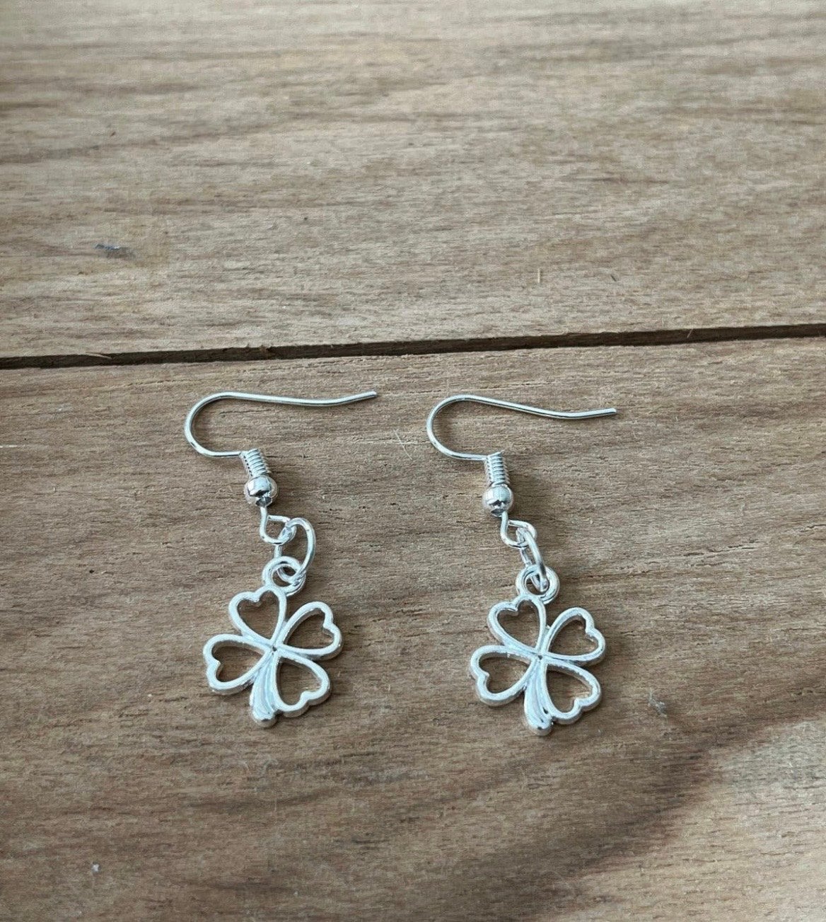Nieuwe zilverkleurige oorbellen met klavertje vier, Sieraden, Tassen en Uiterlijk, Oorbellen, Overige materialen, Hangers, Nieuw