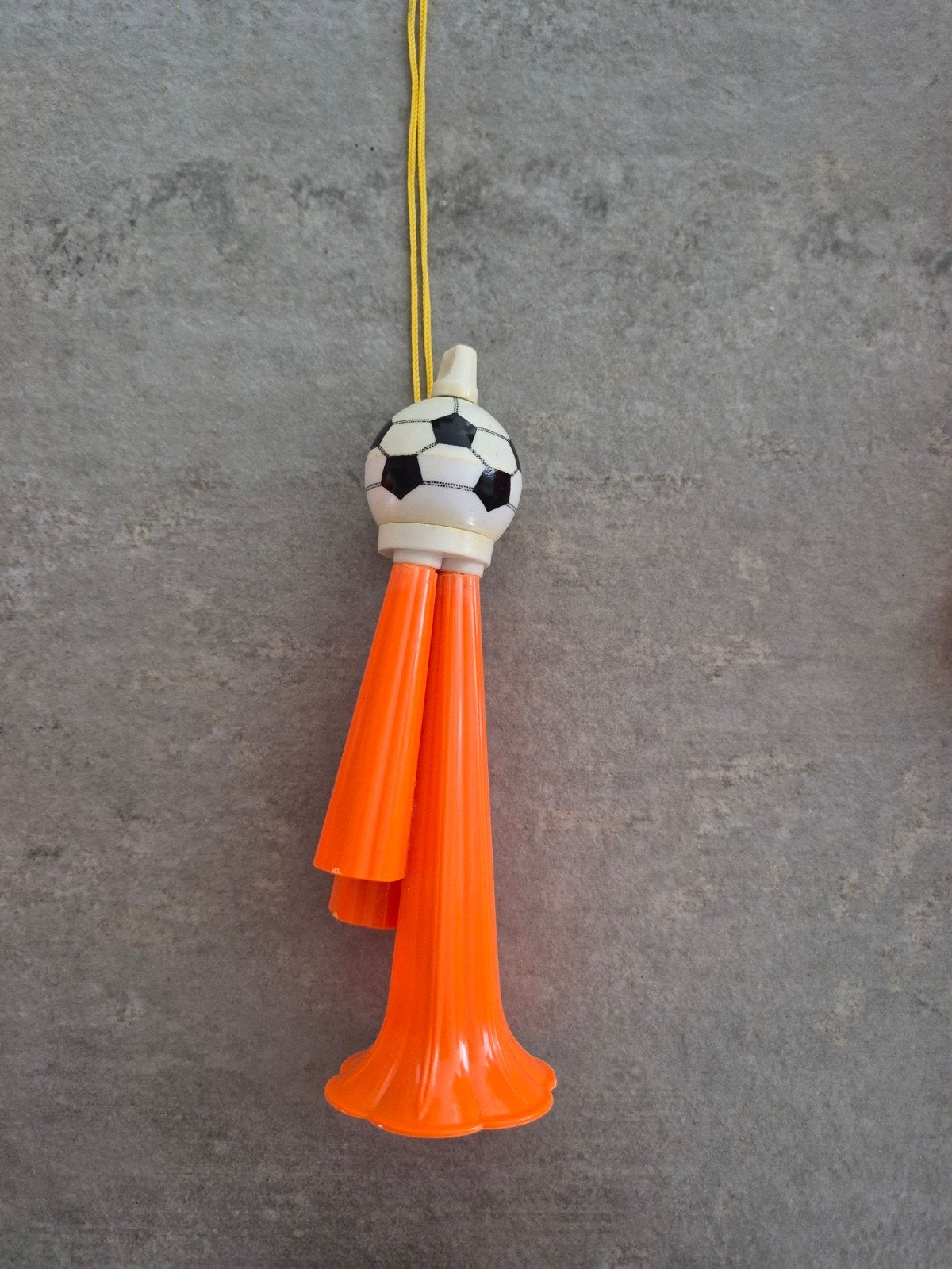Voetbal toeter oranje - Feesttoeter, Ophalen of Verzenden, Gebruikt