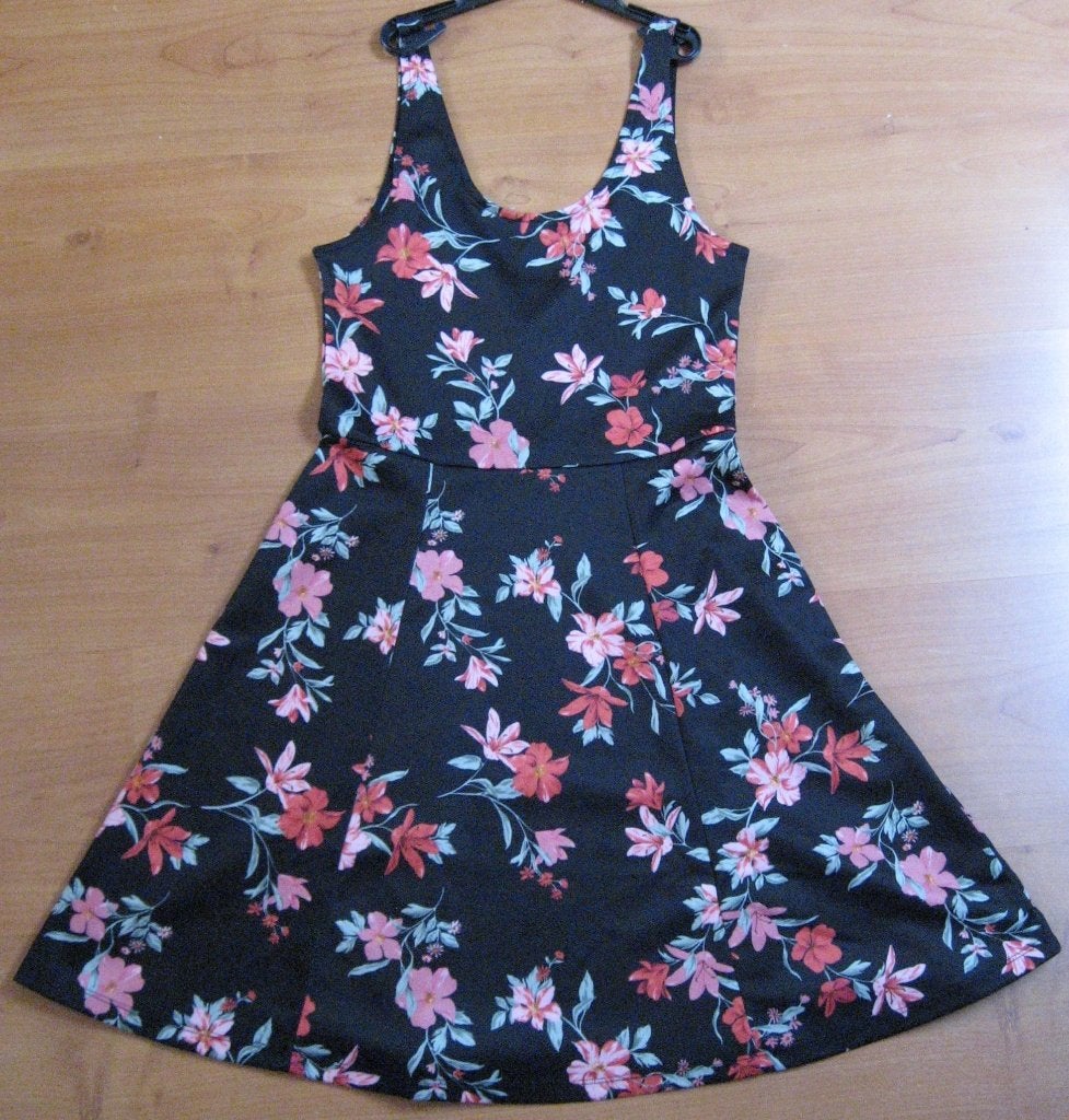 Zwart jurkje met bloemen H&M Divided Maat 36, Zwart, H&M Divided, Nieuw, Ophalen of Verzenden