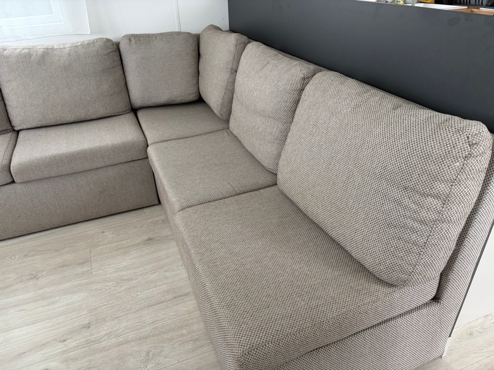 Te koop: hoekbank (staat in chalet Koudekerke), Ophalen, Gebruikt, Stof, Modern