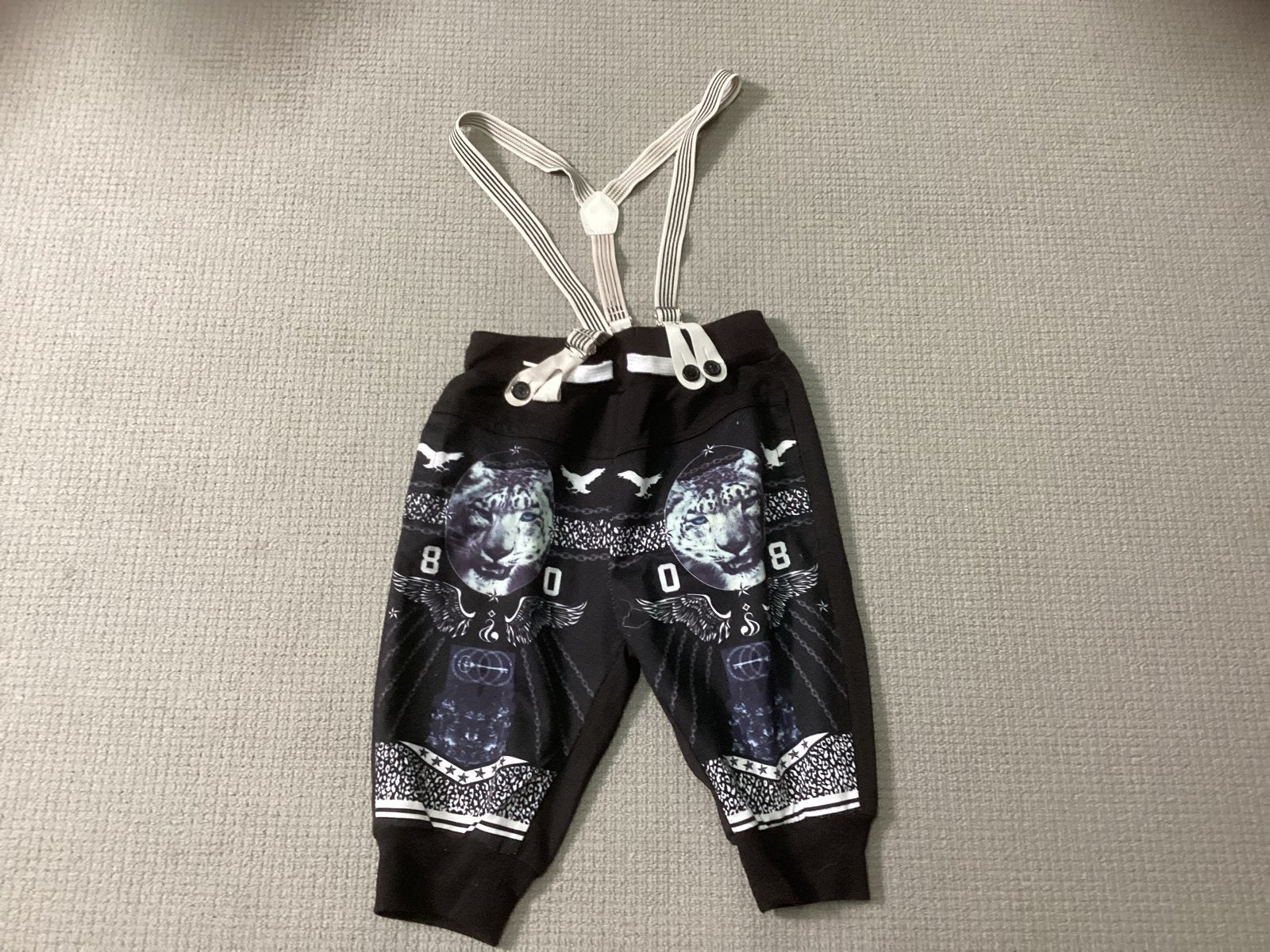 Stoere broek met tijgerprint en bretels - Maat 116/122, Ophalen of Verzenden, Zo goed als nieuw, Jongen of Meisje, Broek