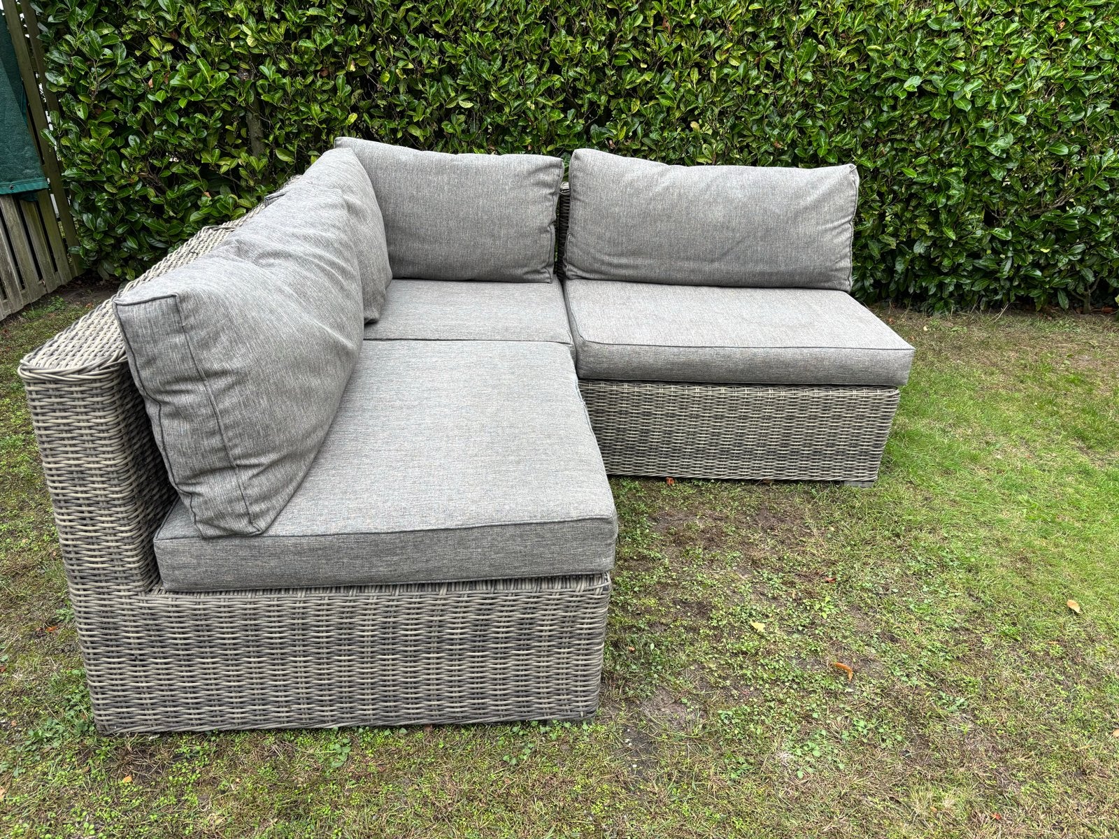 Comfortabele Wicker Loungebank - Grijs, Tuin en Terras, Ophalen, 4 zitplaatsen, Gebruikt, Loungeset